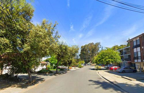 Modern Bay Area Retreat | Balcony + Private Patios - Foto 28