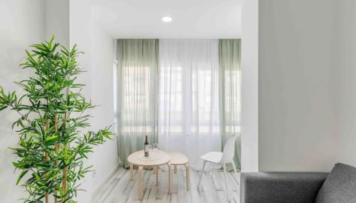 Lovely 3-bedroom condo w/ free parking on premises - Photo 3