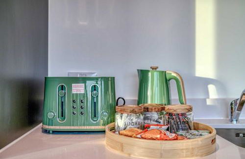 2-BR Flat - City & Town Centre View -1 Minute to Train & Tram Station - Sleeps 5 - Foto 33