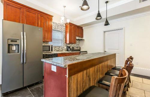 Modern 4BR City Condo 5min drive to FQ - Foto 12