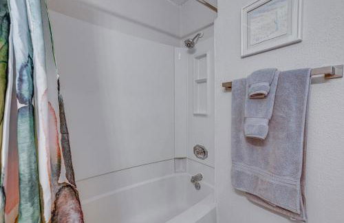 Lake-View Townhome with Pool Access in Houston Area! - Foto 22