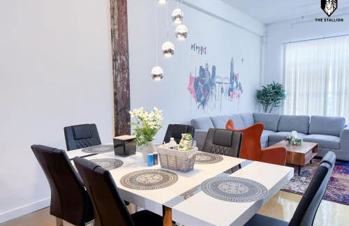 The Stallion #104 - Brand New Modern Spacious Loft with Patio - Walkable to attractions - Foto 6