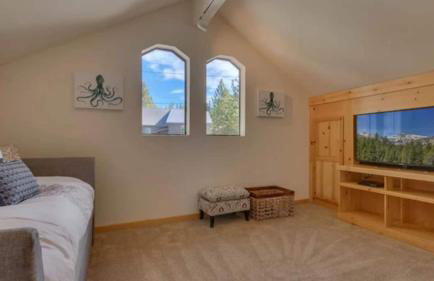Black Bear by Avantstay Spacious Viking Lodge in Tahoe Donner w/ Game Room & Hot Tub! - Photo 32