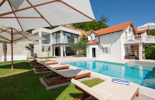 Luxury Lake-View Villa Karmen with Heated Pool, Private Spa & Sunset Terrace - Foto 2