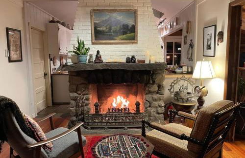 Enchanted Woodstock Cottage with hot tub - Foto 3