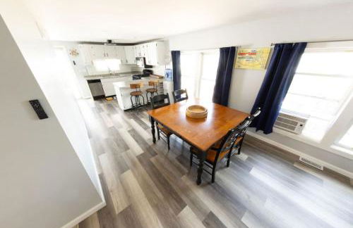 The Jackson Cottage on Grass Lake Waterfront 2 1 Nautical Cottage with Hot Tub Firepit & Year-Round Fun - Foto 17