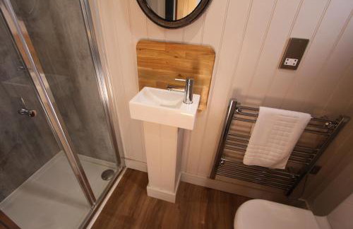 Springwood Shepherd Huts Glamping York - Photo 30
