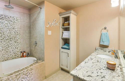 Walk to Marina Center Hill Lake Home with Hot Tub - Foto 12