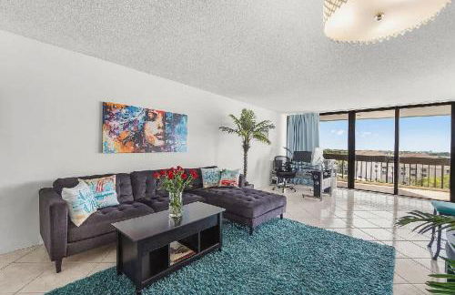 Bright Two Bedroom Condo with Lake Views - Foto 2