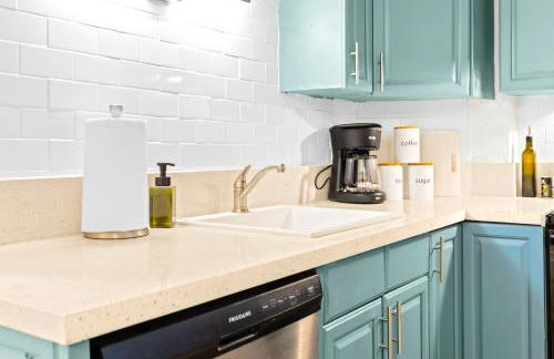 Newly remodeled 8-steps to sand path of Beach! - Foto 13