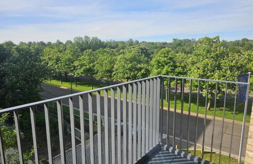 Luxury 1-Bed Apartment with balcony & Free parking - Photo 14