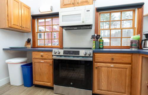 Modern Woodland Escape w Wshr dryer and Large Yard - Foto 17