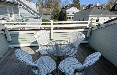 Charming Victorian Home Downtown Newport - Photo 10