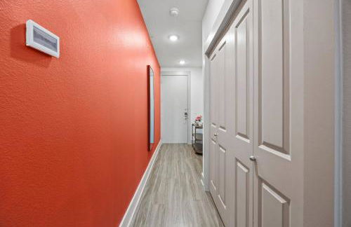 Studio with Patio, Pool, Gym, Parking & Queen Bed - Foto 26