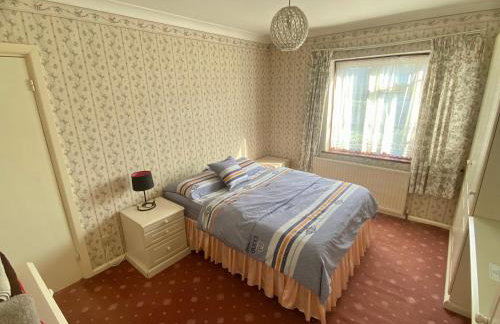 Barking London House sleeps 12 - parking - train tube - airport - Foto 47