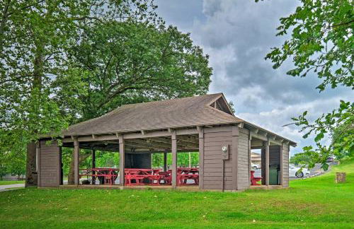 Holiday Island Family Home on 13th Green! - Foto 29