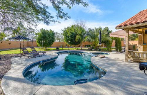 Luxe Desert-Chic 3BR with Heated Pool, Spa, and Grill - Foto 42