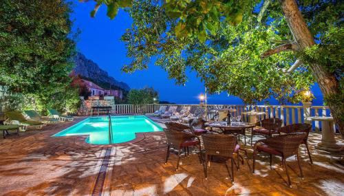 4 Bedroom Amazing Home In Jesenice - Foto 2