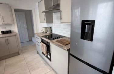 ResiLets Barnard St NEW Large 4 Bed House, Contractor Stays, Central - Foto 13