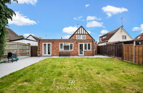 Spacious 6BR - City Hub & Parking - Sleeps 13 - Photo 7