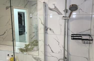 Serenity Waterfront 2 Bed Apartment - Foto 12