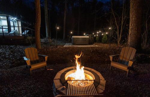 Modern Riverside Cabin w Hot Tub Fire Pit Kayaks - Foto 36