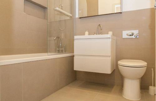 Beautiful 2 bed terrace flat close to Greenwich - Pass the Keys - Photo 13
