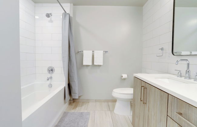 Bright Apartment with Great Amenities - Foto 30