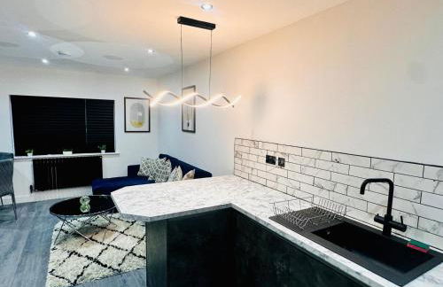 Spacious 2 Bedroom Modern Apartments - Central Location - Free Parking - Smart TV - Washer Dryer - Built for Contractors, Consultants and Work Teams - Foto 9