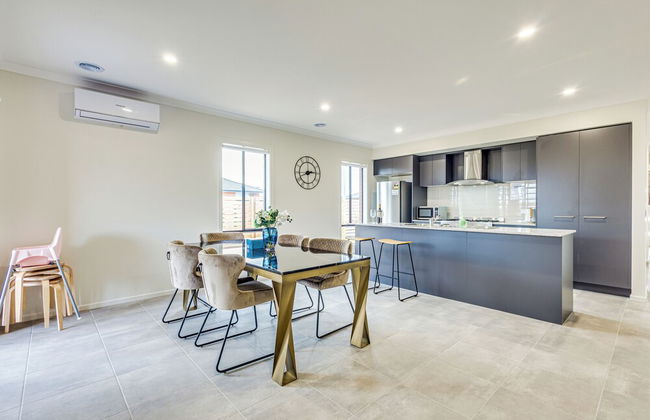 StayAU Charming 4BR Retreat Wyndham Vale - Foto 39