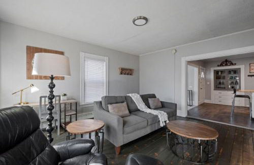 Stylish First Floor Apartment w Private Front Porch - Photo 4