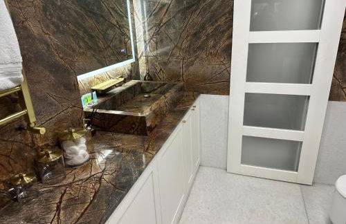 Unique Luxury Home in the heart of London. Air conditioned with private garden - Photo 37