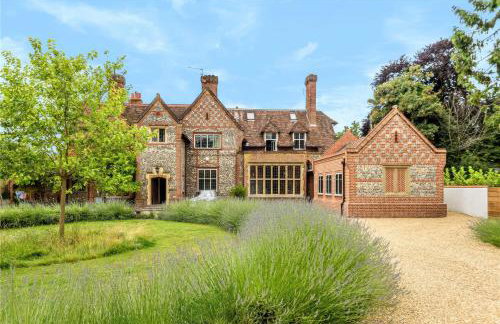 Higginson House - Photo 1