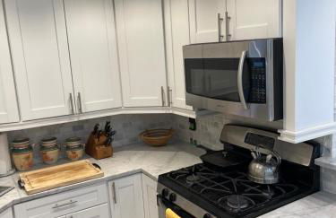 Renovated Jacuzzi Tub Home NYC-LGA-JFK Washer-Dryer - Photo 4