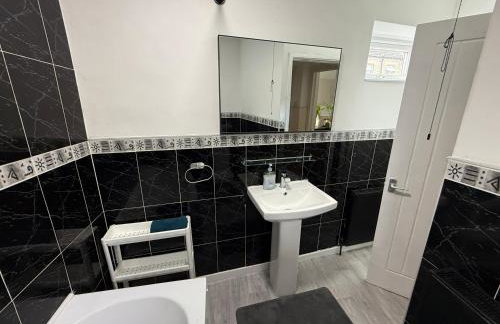 Central 3BR Home - Huddersfield Serviced Accomodation - Walk to Station & Town - Business Travellers - Families - Students - Photo 19