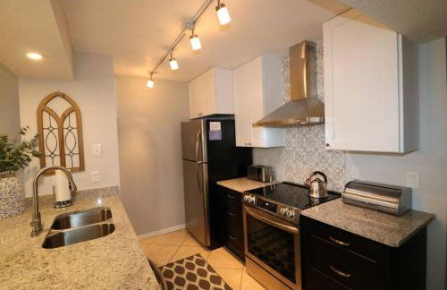 SPECTACULAR, NEW Professional Decor, Near Dis, NO Steps, Pool, Patio, LOW Rates! - Foto 21