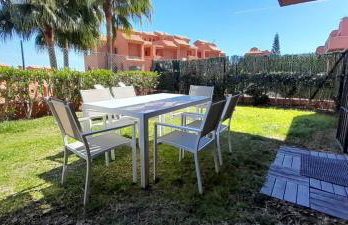 Apartamento de tres dormitorios muy espacioso con jardines y piscinas - Foto 2