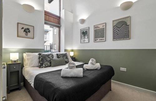 Sleek Modern City Apartment - Photo 14