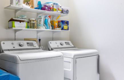 Private Beach Access + Water Views! Sleeps 18, Historic 6bdr Farmhouse w/ Deck - Foto 36