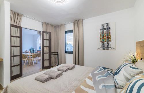 CASA ZUZA - AC, heated pool, 2 terraces, 2 bedrooms & bathrooms, tv channels - Foto 25