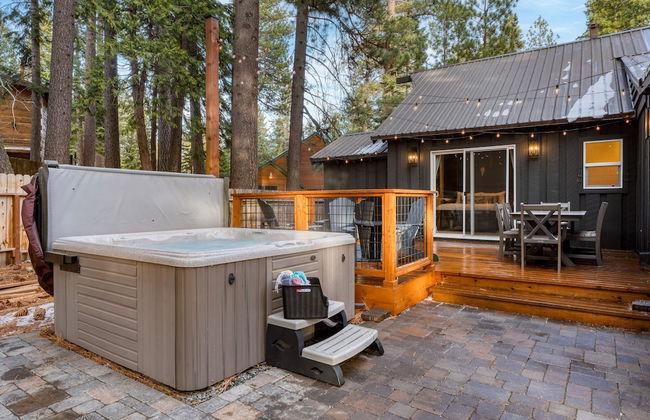 Westlake Cabin by Avantstay Hot Tub Near Skiing Walk to Restaurants Lake - Photo 29