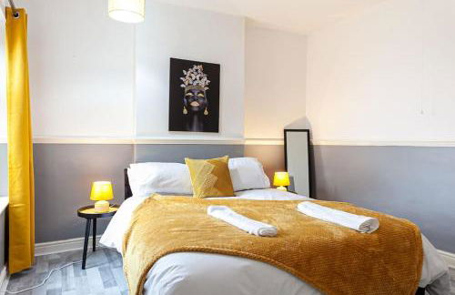 Fabulous Stay - 4 Bedroom House, sleeps 9, ideal for Business and Contractors, Free parking - Foto 18