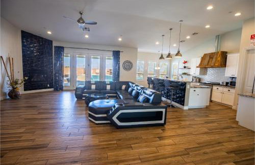 3400 SqFt House W/40Ft Heated Pool/Spa- Strip View - Photo 57