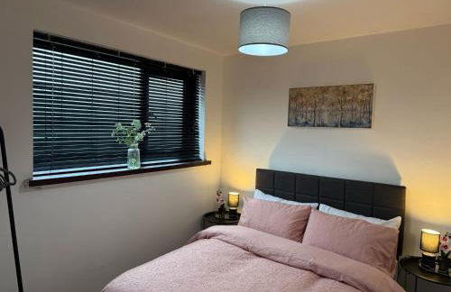 Stylish & Cosy Home in Bridgend with free parking - Photo 4