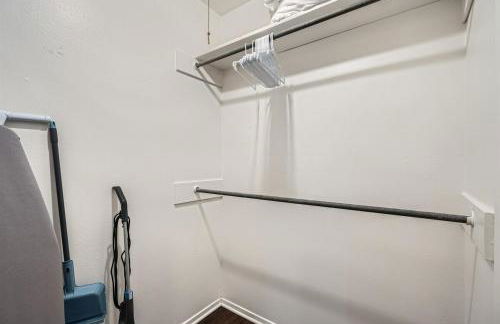 Your Modern King Suite Getaway - Sleeps 4 - Pool, Prkg - Foto 17