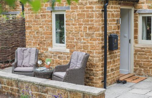 Climbing Rose Cottage - Dog Friendly - Peaceful Cotswold Cottage - Photo 7