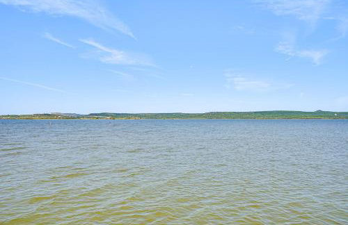 Lakefront Gem with Hot Tub and Game Room in Graford - Foto 38