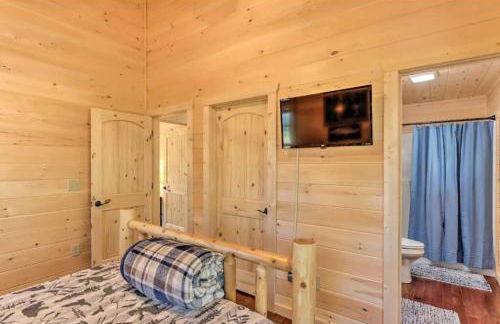 New Serene, Fun & Comfy Cabin- Covered Deck, Grill, Arcade - Foto 15