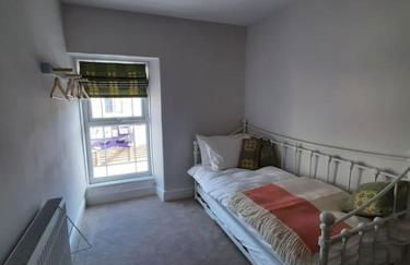 Selah Teifi spectacular river view with games room - Photo 16