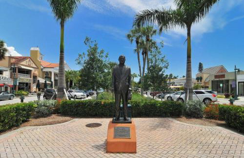 Walkable to Beach, Restaurants, Entertainment! - Photo 38